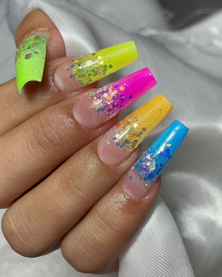 unhas coloridas carnaval