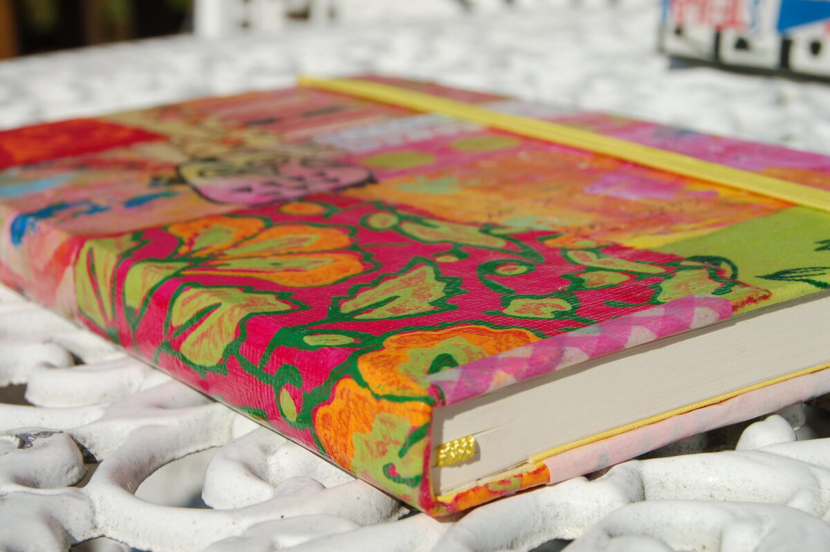 Inspirações para Customizar a Capa do Seu Moleskine com Arte e Adesivos