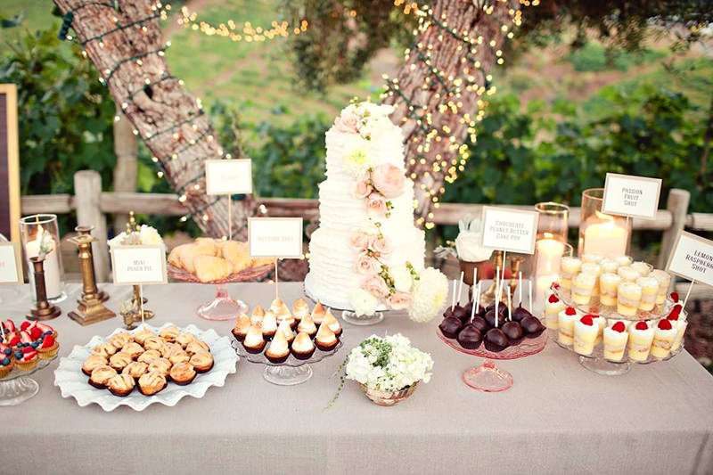 decoração de noivado simples vs decoração elaborada