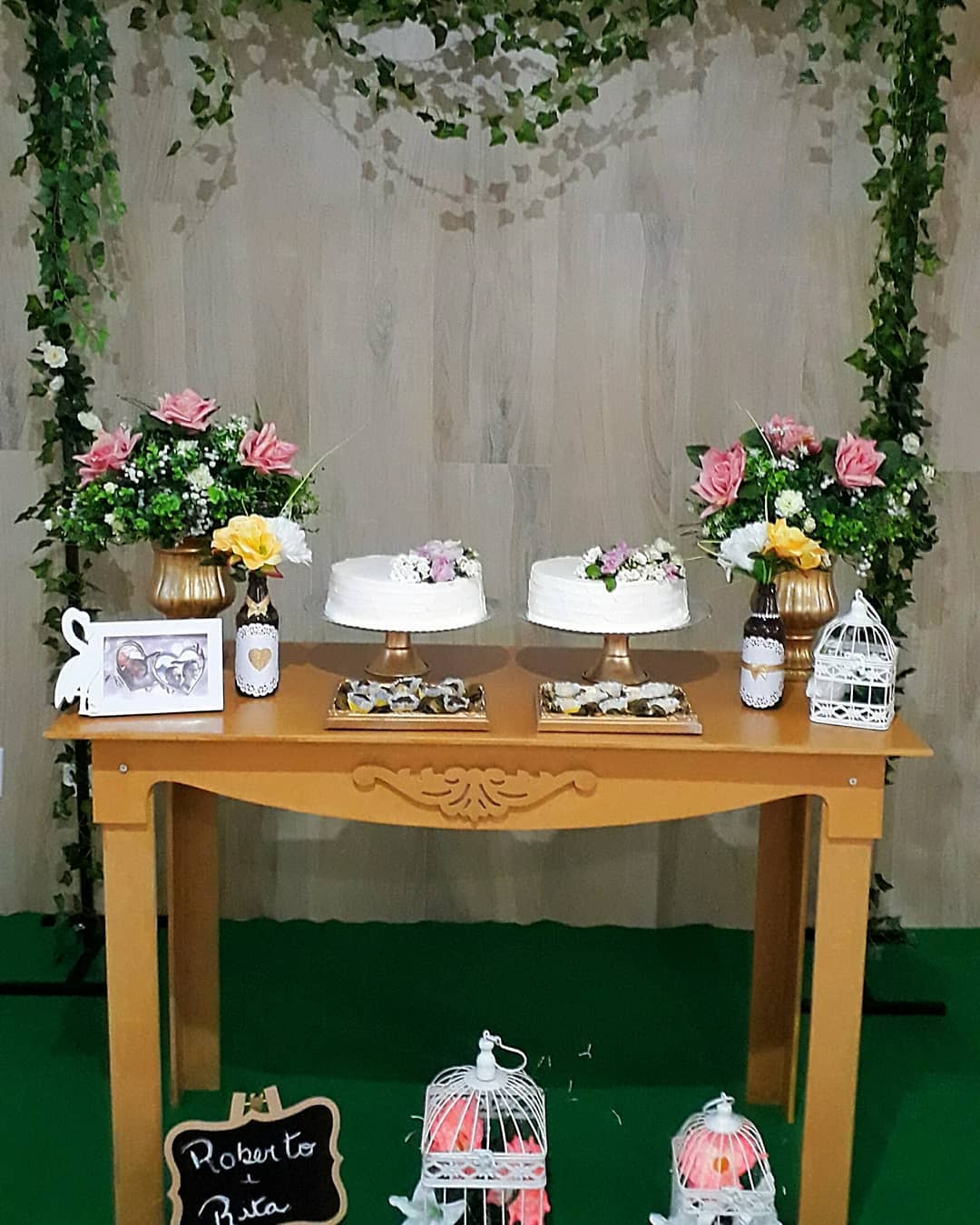 decoração de noivado simples vs decoração elaborada