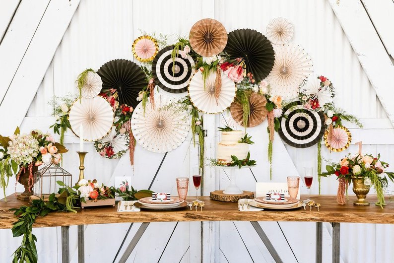 decoração de noivado simples vs decoração elaborada