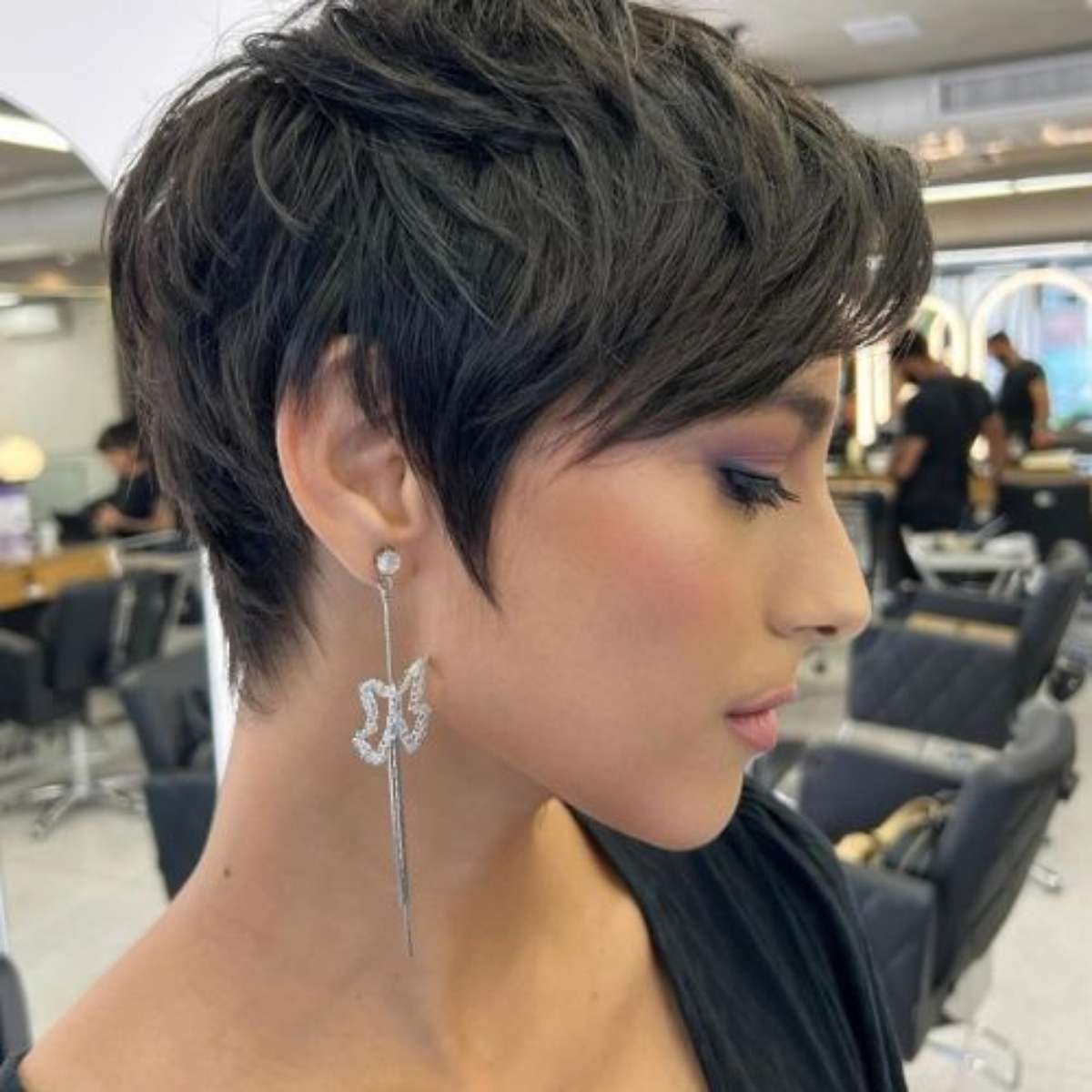 corte pixie assimétrico para rosto redondo