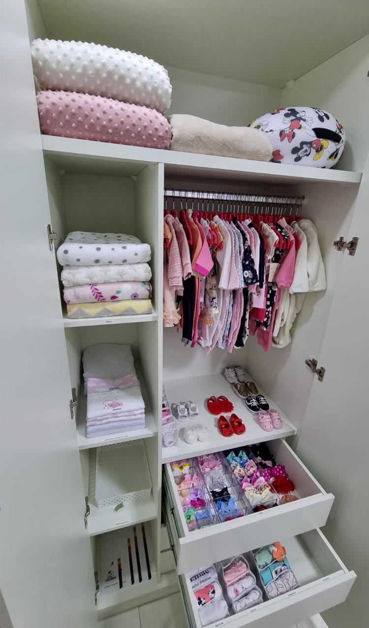 Organização Vertical no Quarto do Bebê: Aproveitando Cada Espaço com Inteligência