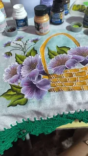 pano de prato com cesta de croche e pintura