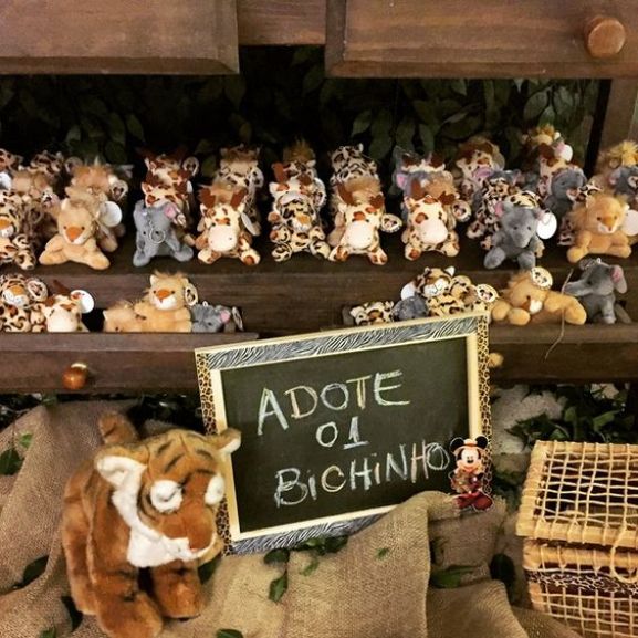ideias criativas decoração safari com pelúcias