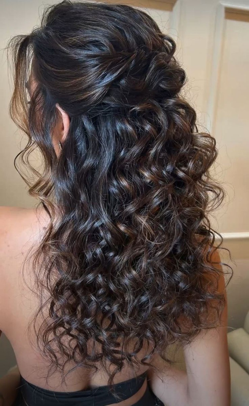 penteado preso ou solto cabelo cacheado madrinha qual escolher
