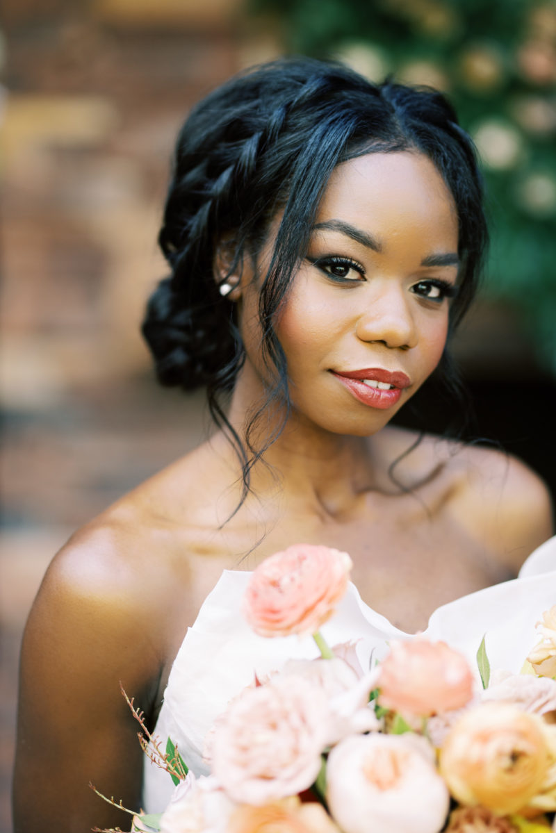 penteado preso ou solto cabelo cacheado madrinha qual escolher
