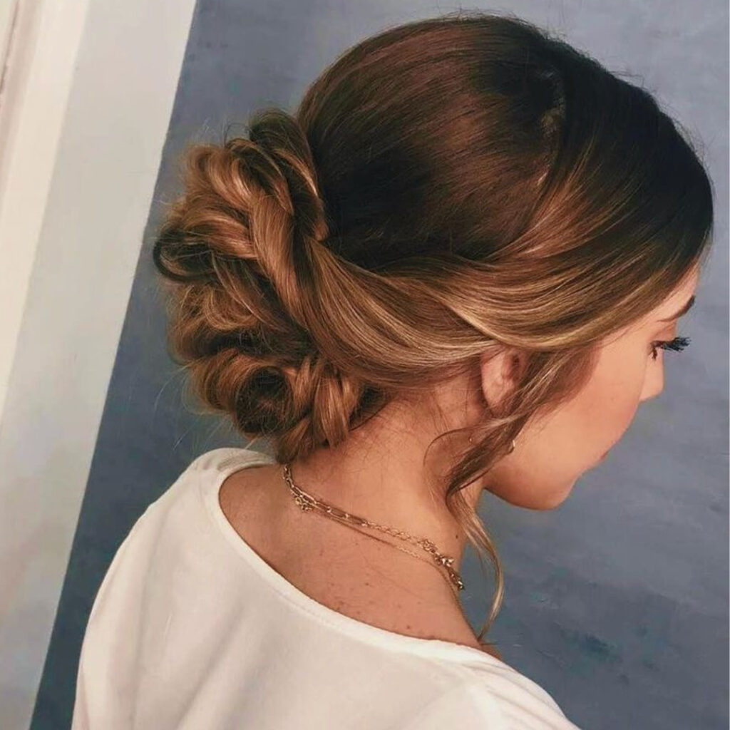Coque baixo em cabelo curto