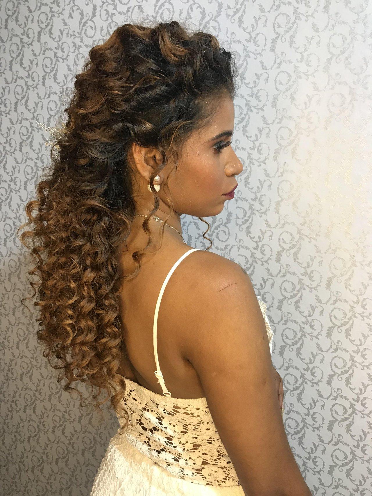 penteados cabelo cacheado para festas e eventos