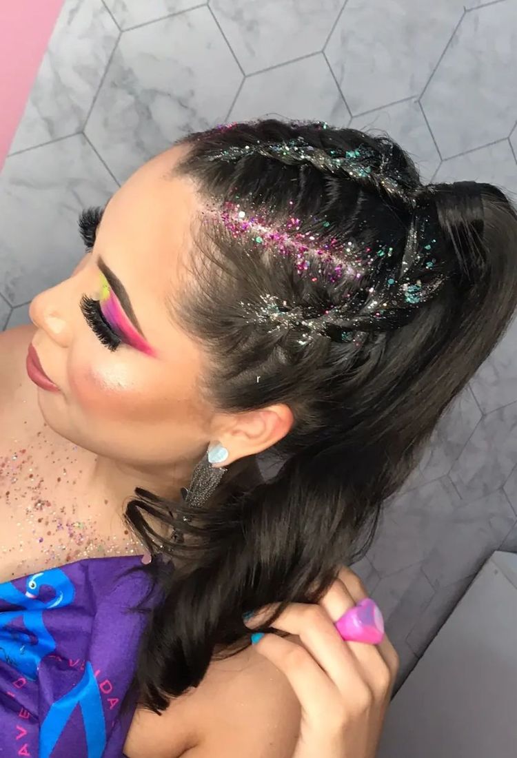 penteado carnaval para cabelo curto cacheado