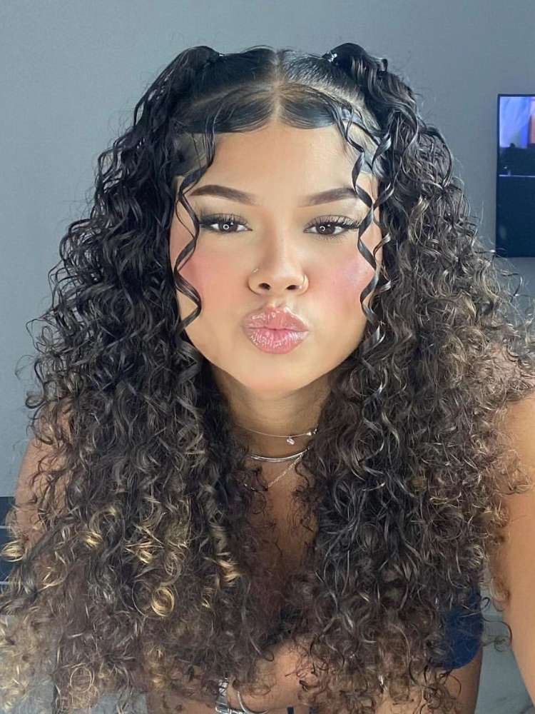 ideias de penteados para cabelo cacheado carnaval