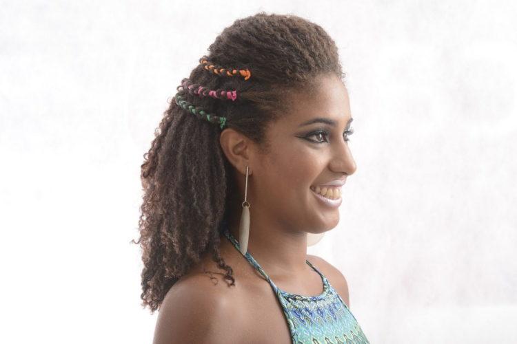 ideias de penteados para cabelo cacheado carnaval