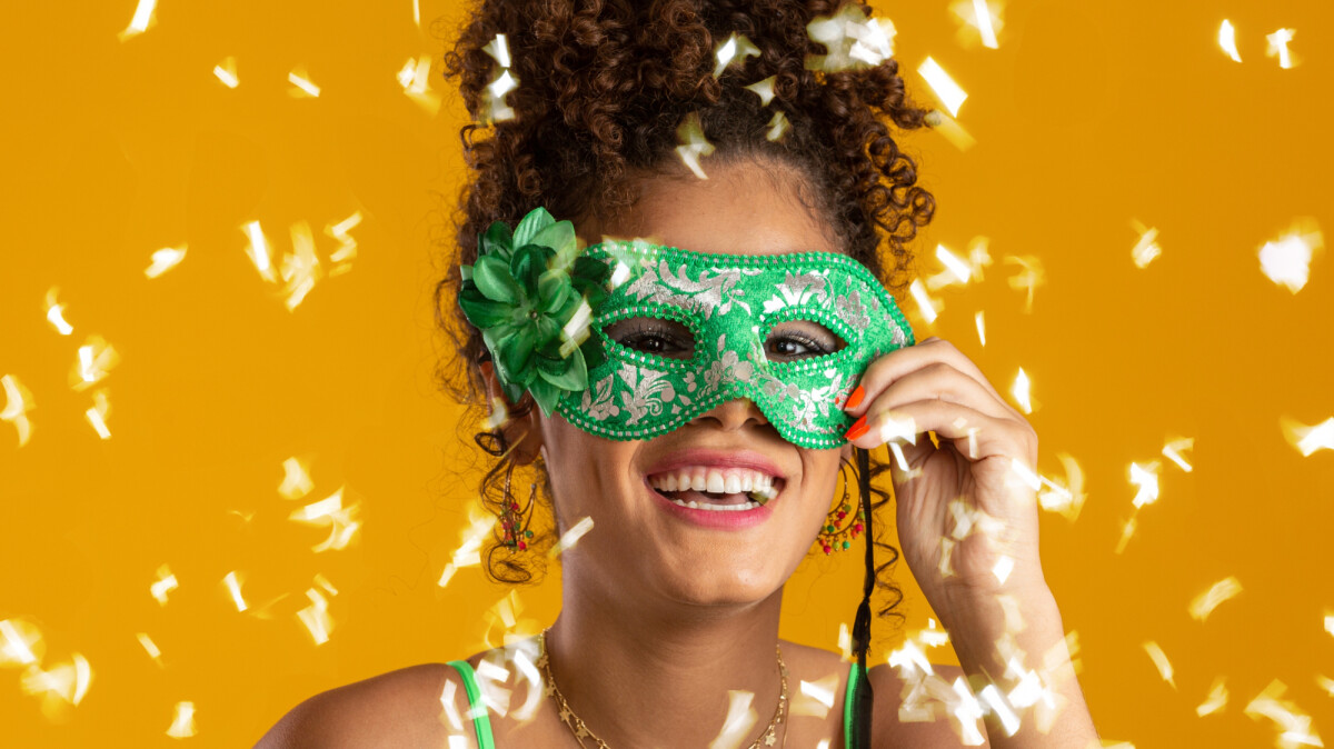 como evitar que o penteado cacheado desfaça no carnaval