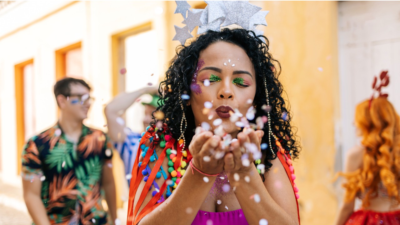 penteado preso ou solto para cabelo cacheado carnaval