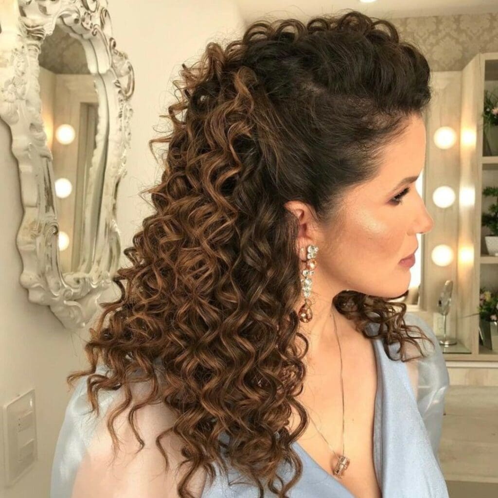 tendências penteado madrinha cabelo cacheado longo