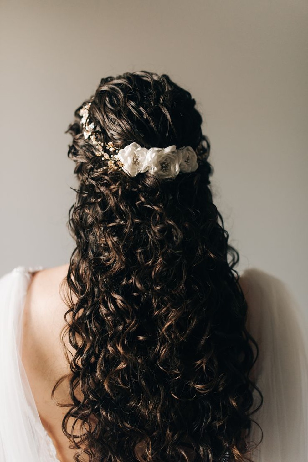 penteado de festa cabelo cacheado longo madrinha