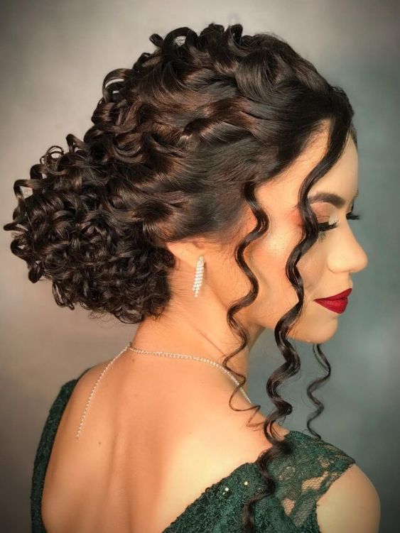 penteado preso cabelo cacheado longo madrinha