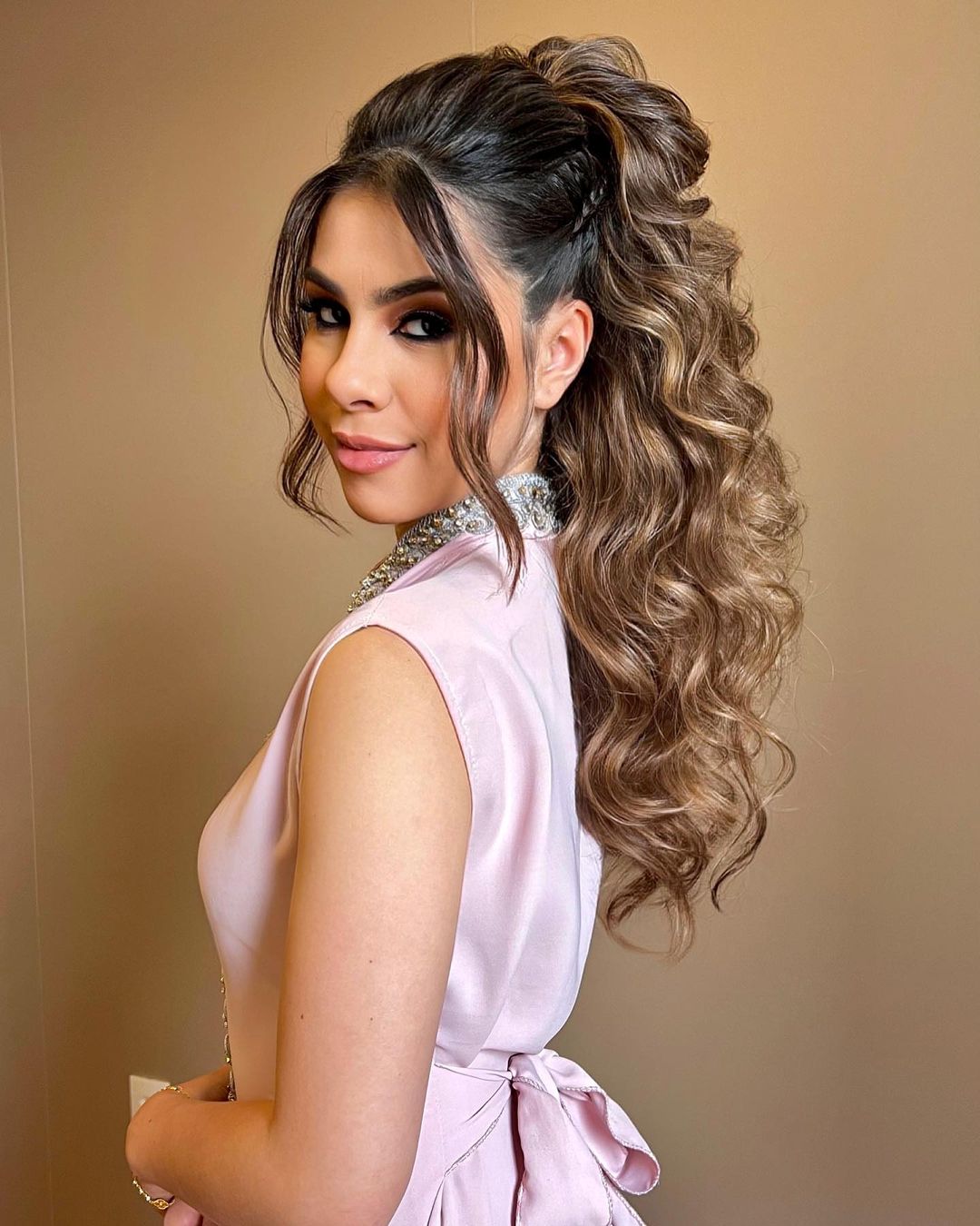 penteado meio preso cabelo cacheado longo madrinha