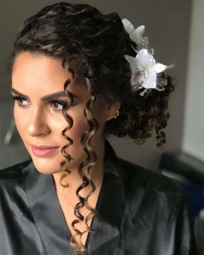 penteado lateral cabelo cacheado longo madrinha
