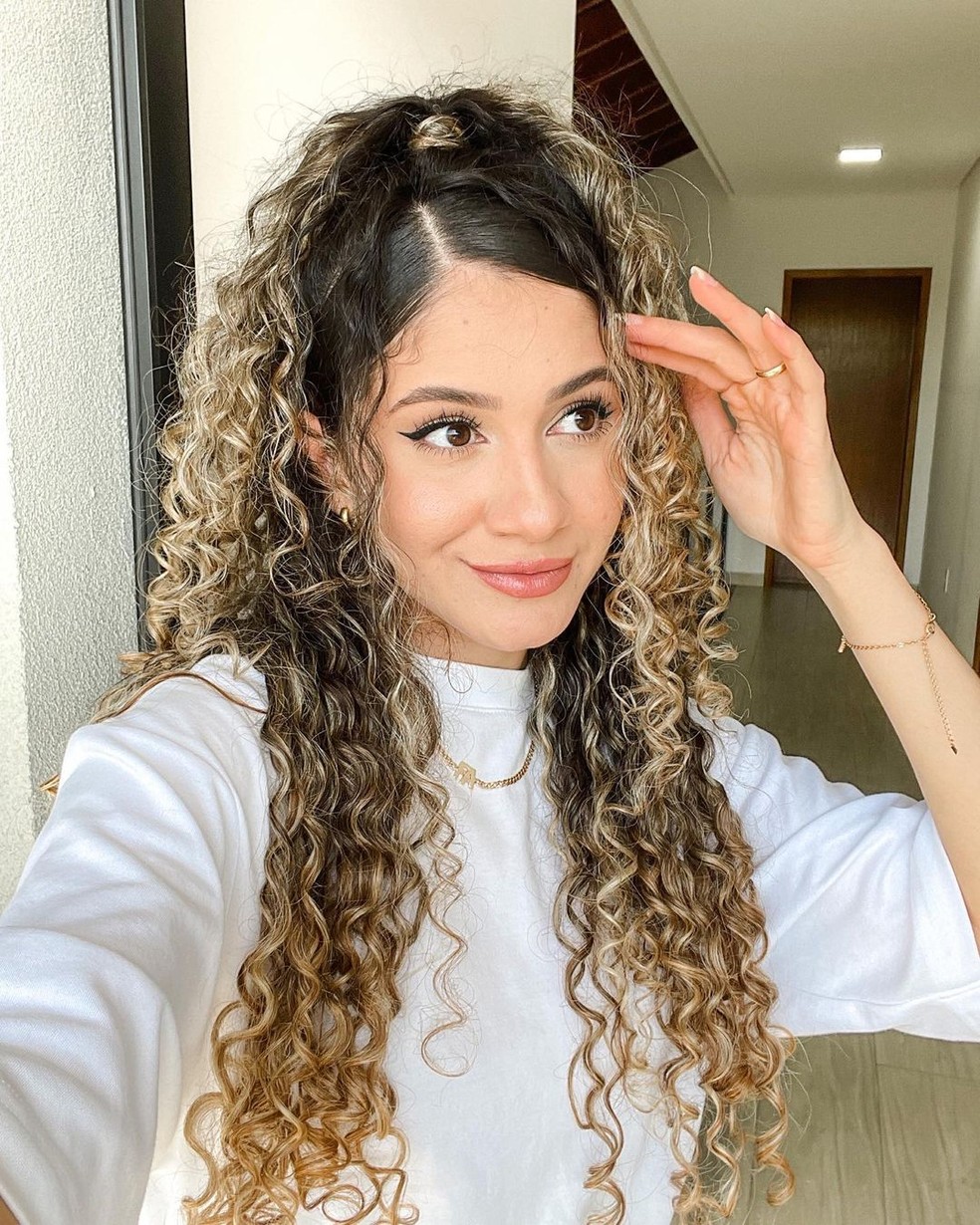 como evitar frizz em penteados para cachos