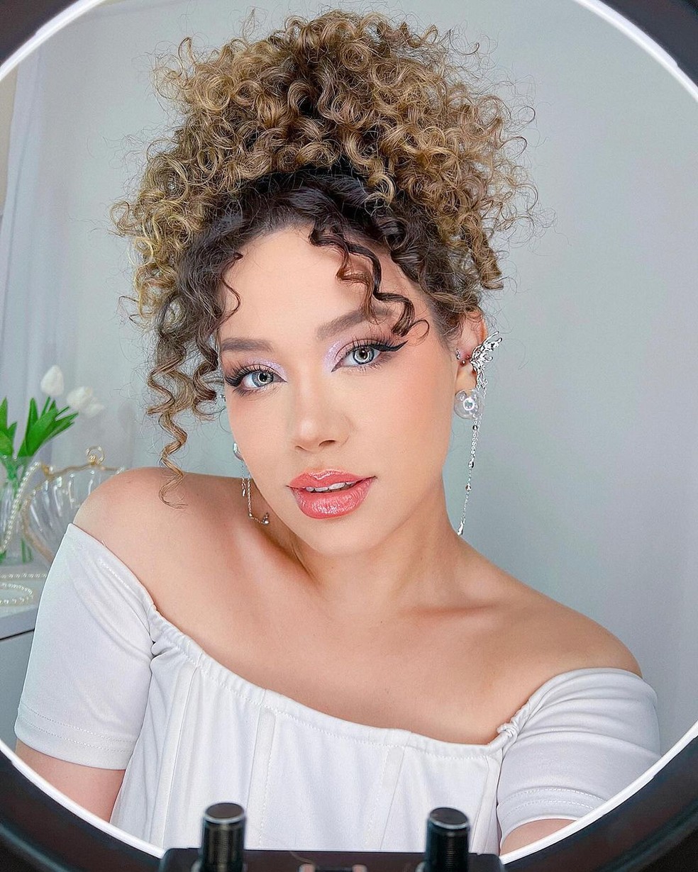 penteado semi preso cacheado curto vs coque alto cacheado curto