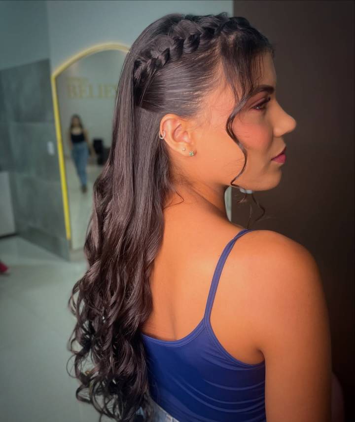 Como escolher o penteado de formatura ideal para seu tipo de vestido