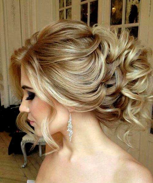 Como escolher o penteado de formatura ideal para seu tipo de vestido