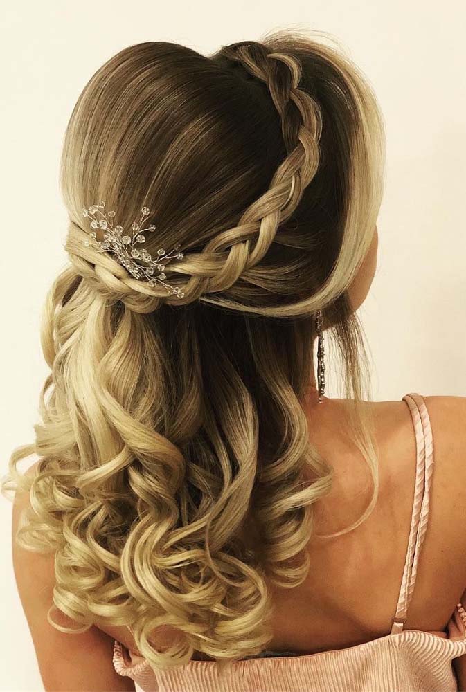 Como escolher o penteado de formatura ideal para seu tipo de vestido
