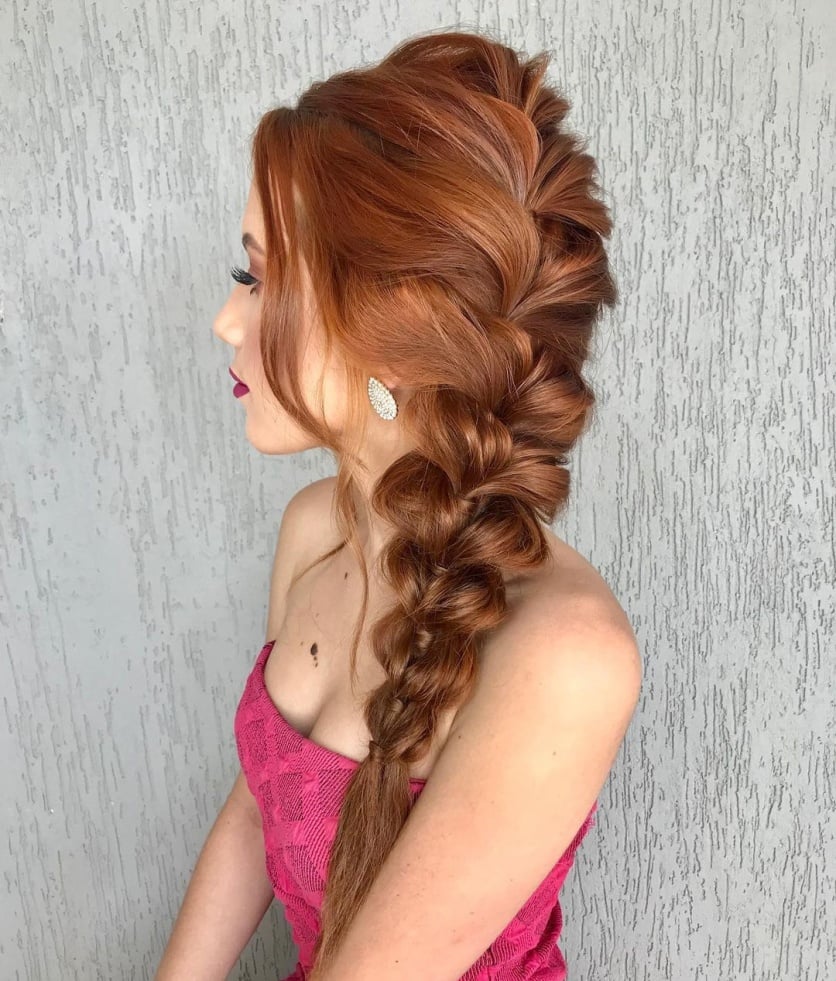 Como escolher o penteado de formatura ideal para seu tipo de vestido
