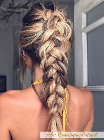 erros comuns ao escolher penteado para madrinha cabelo longo