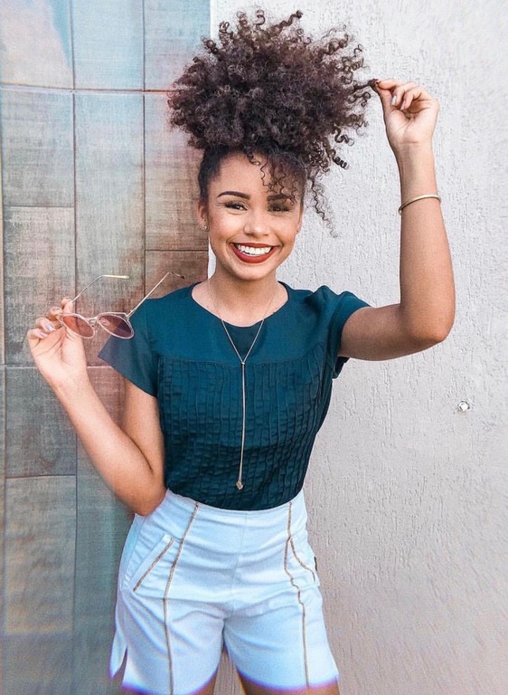 penteado semi preso vs coque despojado madrinha cacheada