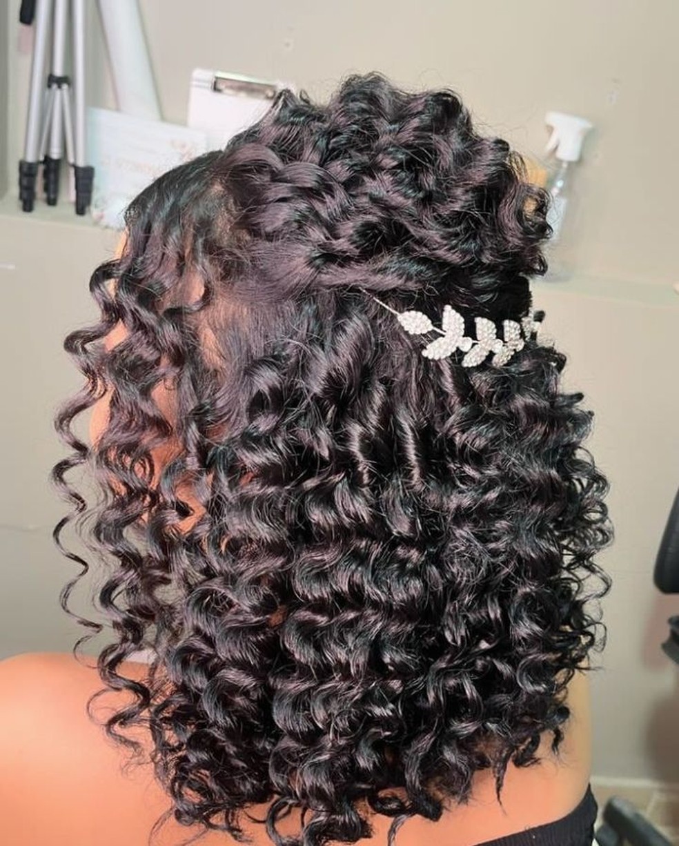 penteado semi preso vs coque despojado madrinha cacheada