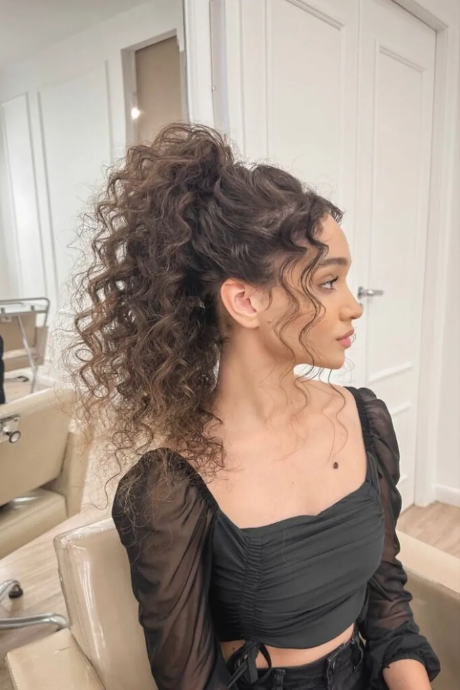 penteados para madrinha de casamento cacheado