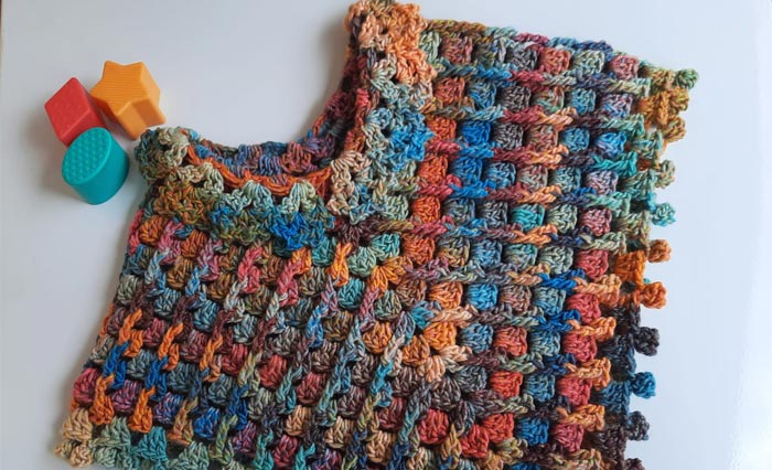 Poncho de Crochê com Gola Alta: Conforto e Estilo para o Inverno