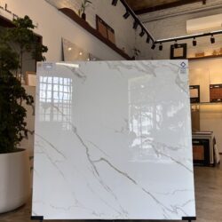 Porcelanato dourado amadeirado quente