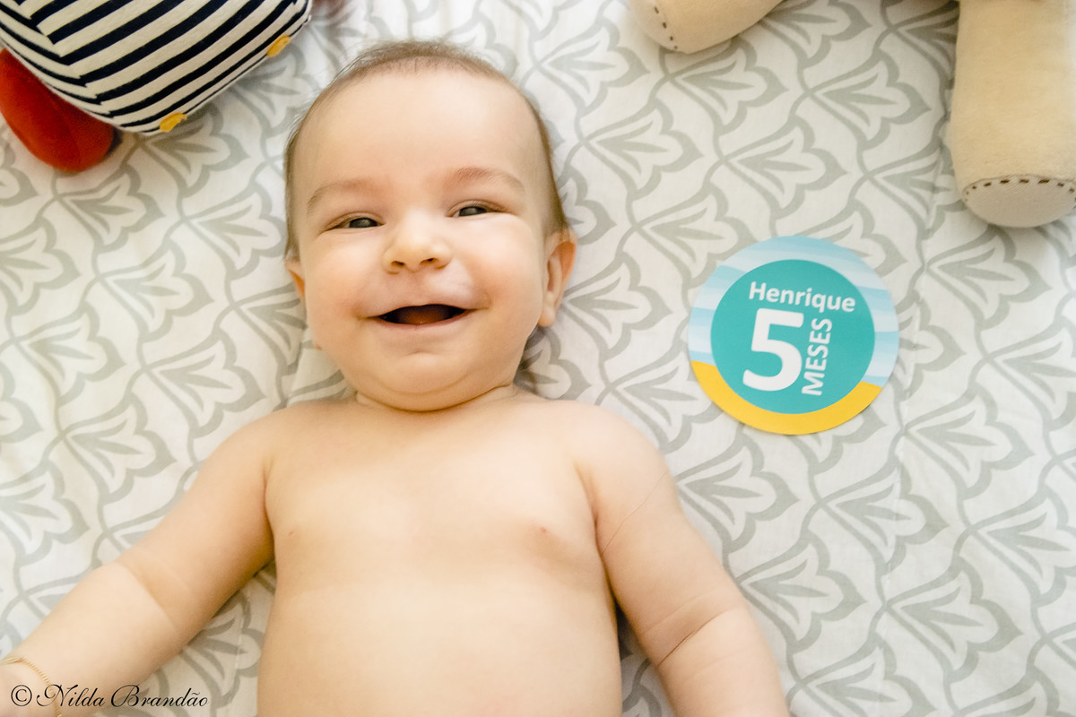 5 ideias de títulos para posts sobre ensaio de bebê de 5 meses:
1. 'Encantos de 5 Meses: Poses Criativas para Fotos Inesquecíveis'
2. 'Guia Completo: Como Capturar a Essência do Seu Bebê de 5 Meses'
3. 'Do Tummy Time ao Sorriso: Poses Essenciais para o Ensaio de 5 Meses'
4. 'Mesversário de 5 Meses: Ideias de Cenários e Poses que Encantam'
5. 'Segurança e Beleza: Dicas de Ouro para um Ensaio de Bebê de 5 Meses Perfeito'