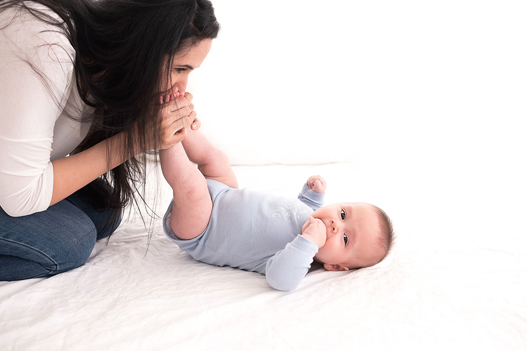 5 ideias de títulos para posts sobre ensaio de bebê de 5 meses:
1. 'Encantos de 5 Meses: Poses Criativas para Fotos Inesquecíveis'
2. 'Guia Completo: Como Capturar a Essência do Seu Bebê de 5 Meses'
3. 'Do Tummy Time ao Sorriso: Poses Essenciais para o Ensaio de 5 Meses'
4. 'Mesversário de 5 Meses: Ideias de Cenários e Poses que Encantam'
5. 'Segurança e Beleza: Dicas de Ouro para um Ensaio de Bebê de 5 Meses Perfeito'