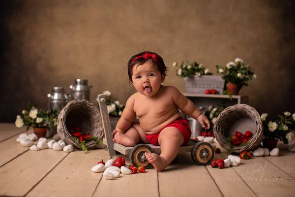 5 ideias de títulos para posts sobre ensaio de bebê de 5 meses:
1. 'Encantos de 5 Meses: Poses Criativas para Fotos Inesquecíveis'
2. 'Guia Completo: Como Capturar a Essência do Seu Bebê de 5 Meses'
3. 'Do Tummy Time ao Sorriso: Poses Essenciais para o Ensaio de 5 Meses'
4. 'Mesversário de 5 Meses: Ideias de Cenários e Poses que Encantam'
5. 'Segurança e Beleza: Dicas de Ouro para um Ensaio de Bebê de 5 Meses Perfeito'