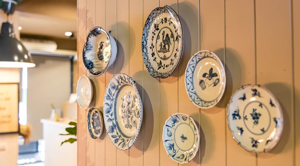 pratos com frases decorativas