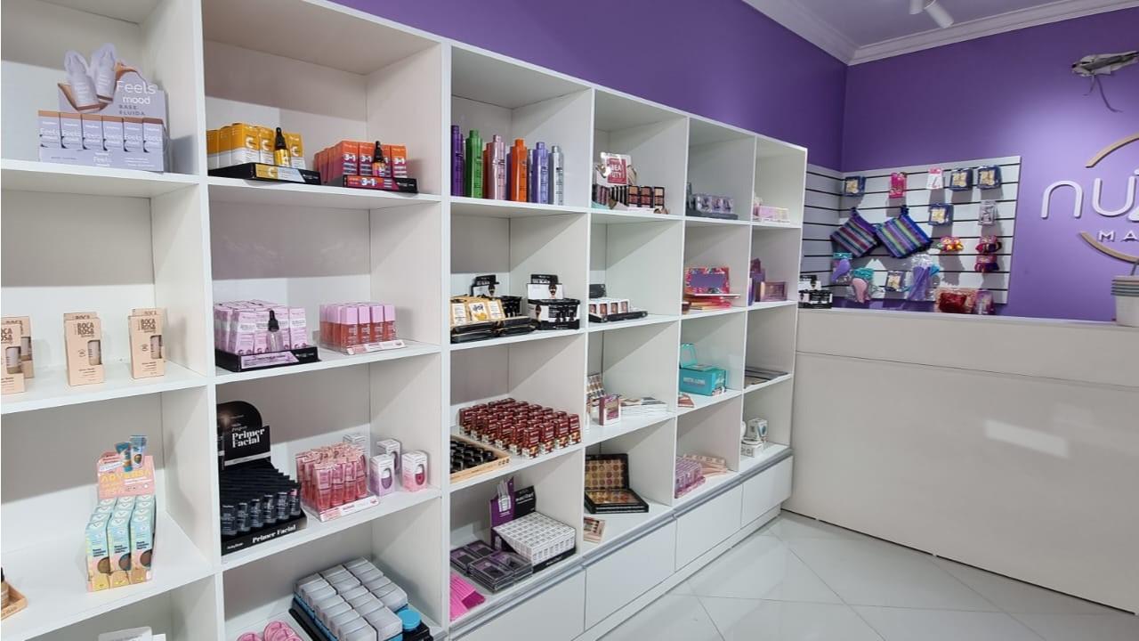 ideias de decoração loja maquiagem pequena