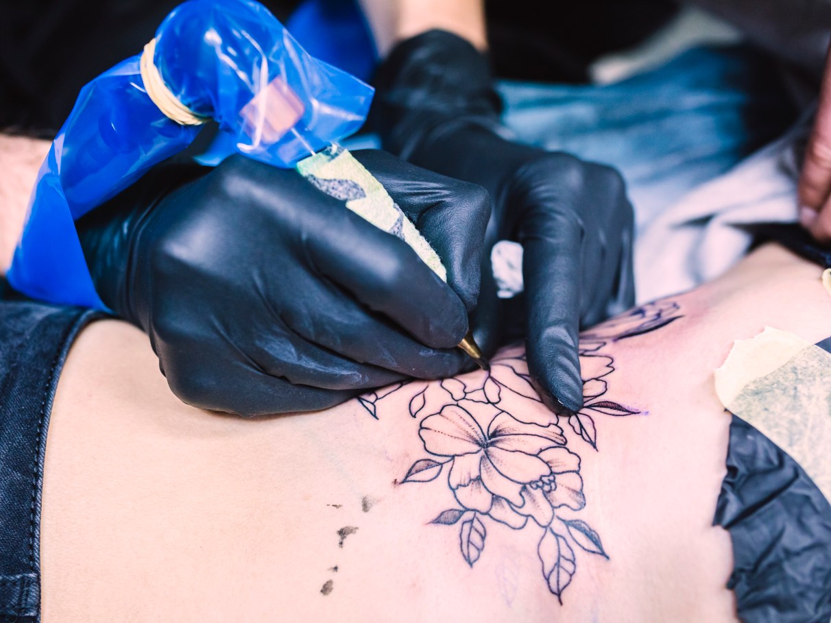 pele descascando tatuagem hidratar