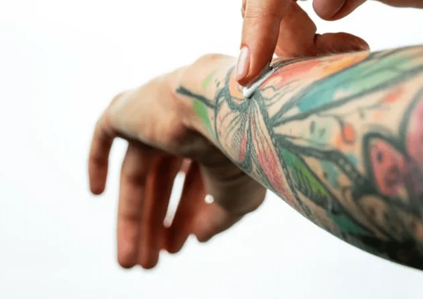 cuidados pós-tatuagem primeiros dias