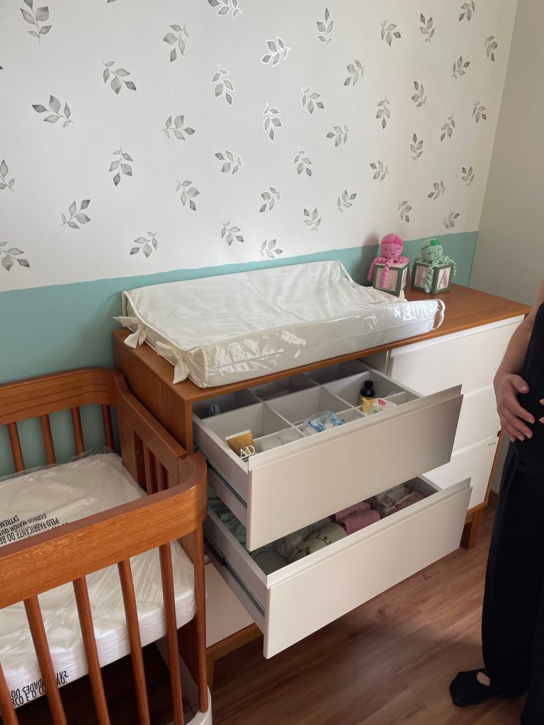 Como Otimizar o Layout de um Quarto Pequeno com Bebê e Escritório