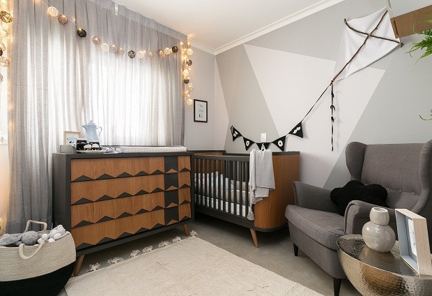 quarto de bebe com moveis escuros