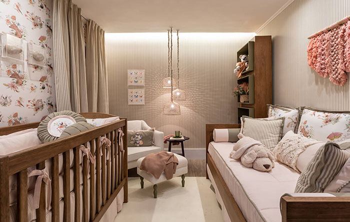 quarto de bebe com moveis escuros