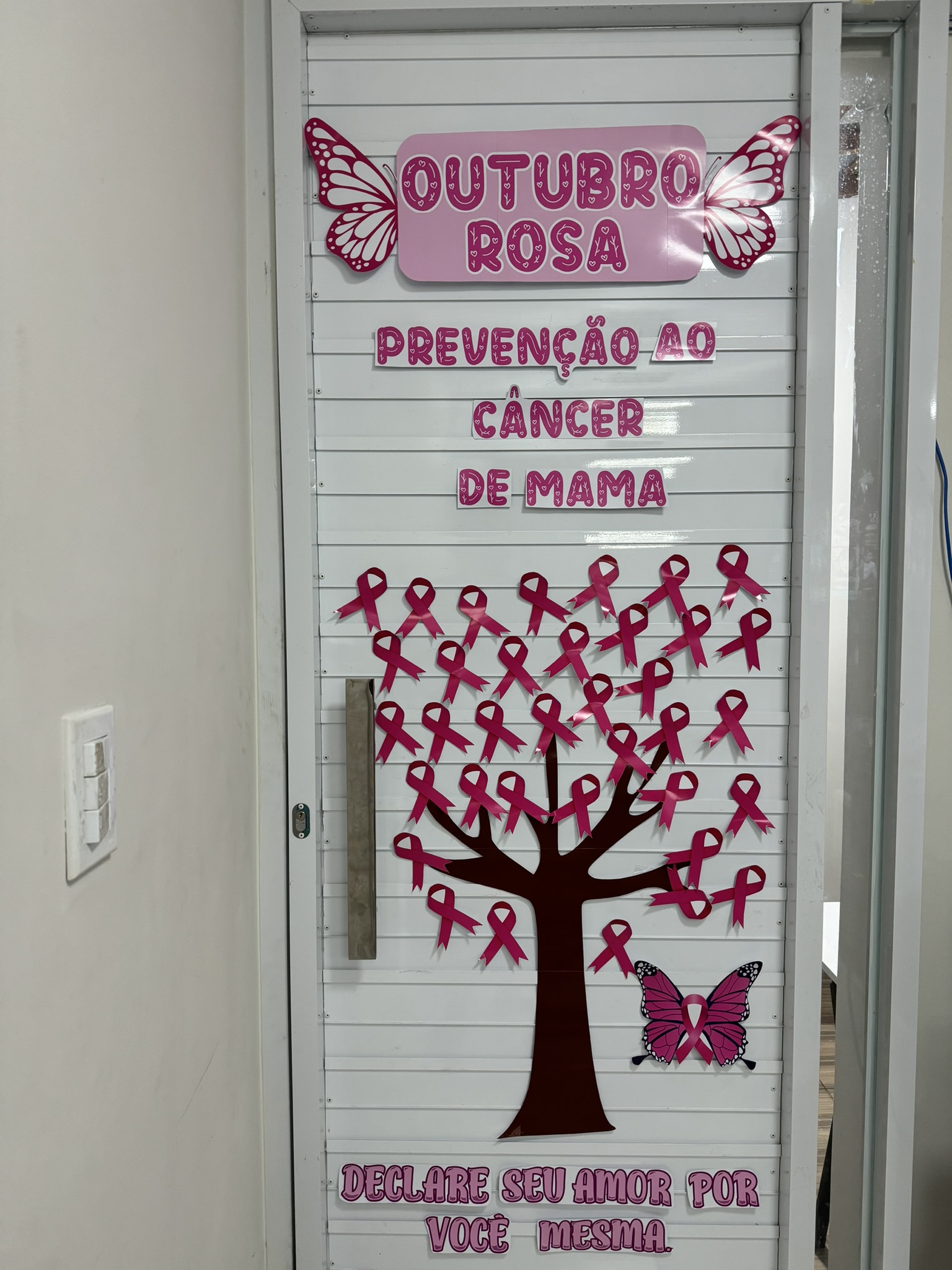 como fazer painel de borboletas outubro rosa para recepção