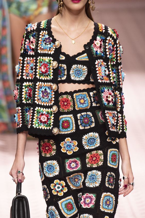 5 ideias de títulos:
1. O Renascimento do Crochê: Tendências de 2012 que Voltaram com Tudo
2. Boho Chic em Crochê: Como Recriar o Estilo de 2012 Hoje
3. De Passarelas à Rua: A Influência do Crochê Maximalista em 2012
4. Granny Squares e Transparências: As Peças de Crochê Icônicas de 2012
5. Onde Encontrar Peças de Crochê Inspiradas em 2012: Marcas e Plataformas