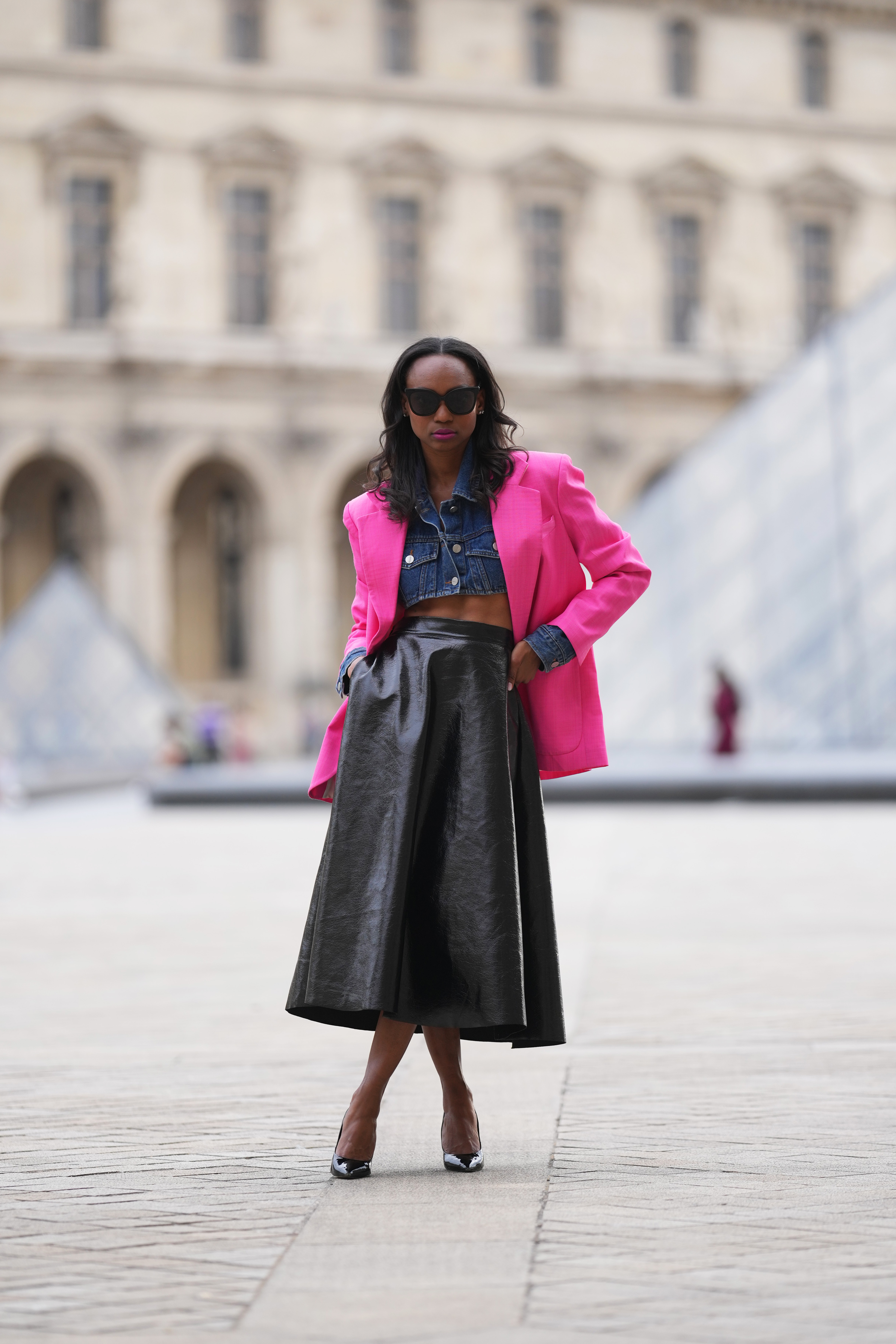 looks inspiração saia couro midi