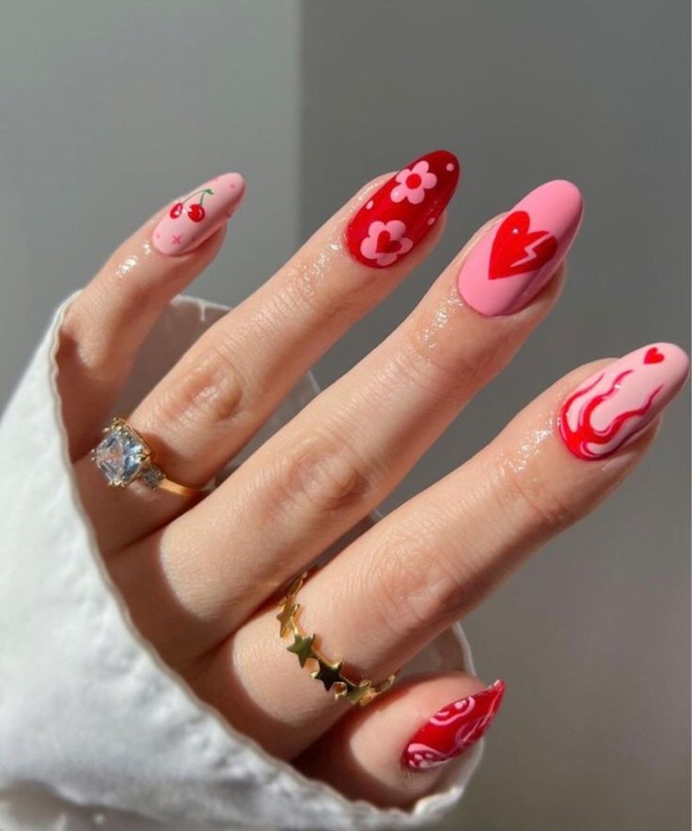 ideias de decoração de unha em gel vermelha simples e rápida
