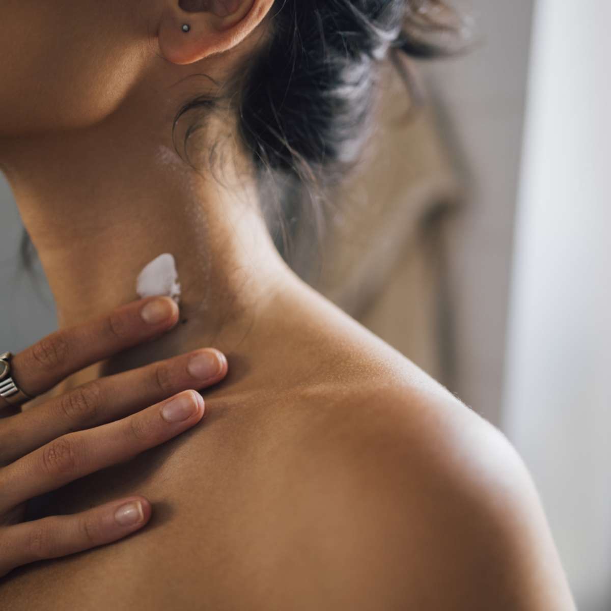 Rotina de Skincare: O Que Fazer para Evitar o 'Tech Neck'